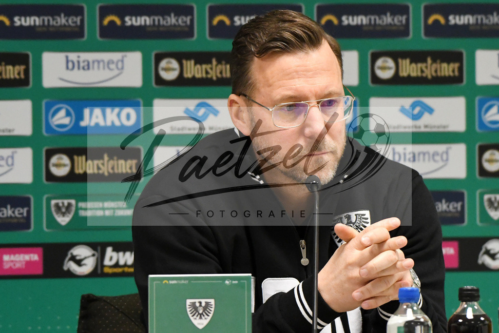 20200214_SCPFWK_0117 | Fussball, Herren: Trainer Sascha Hildmann (SC Preussen Muenster) schaut waehrend des Spiels der 3. Liga zwischen SC Preussen Muenster und FC Wuerzburger Kickers im Preussenstadion am 14.02.2020 in Muenster, Deutschland.DFB / DFL REGULATIONS PROHIBIT ANY USE OF PHOTOGRAPHS AS IMAGE SEQUENCES AND/OR QUASI-VIDEO. - Realisiert mit Pictrs.com