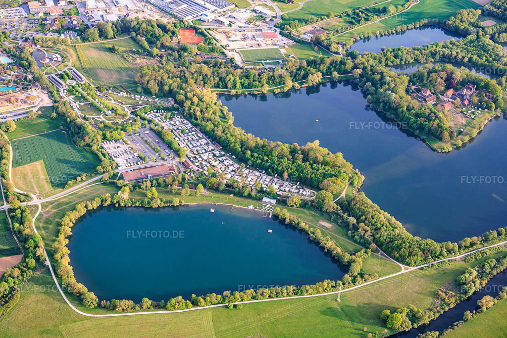 Luftbild: Mainaue bei Oberau mit Ostsee, Mittelsee, AquaRiese, Kurcampingplatz Bad Staffelstein und Schloss Oberau in Bad Staffelstein im Bundesland Bayern in Deutschland. – Foto: IMG_155953.jpg vom 02.05.2026 durch Werner Riehm/FLY-FOTO.de – Auflösung des Originals: 6000 x 4000 px – Bad Staffelstein aktiv erleben – Schloss Oberau