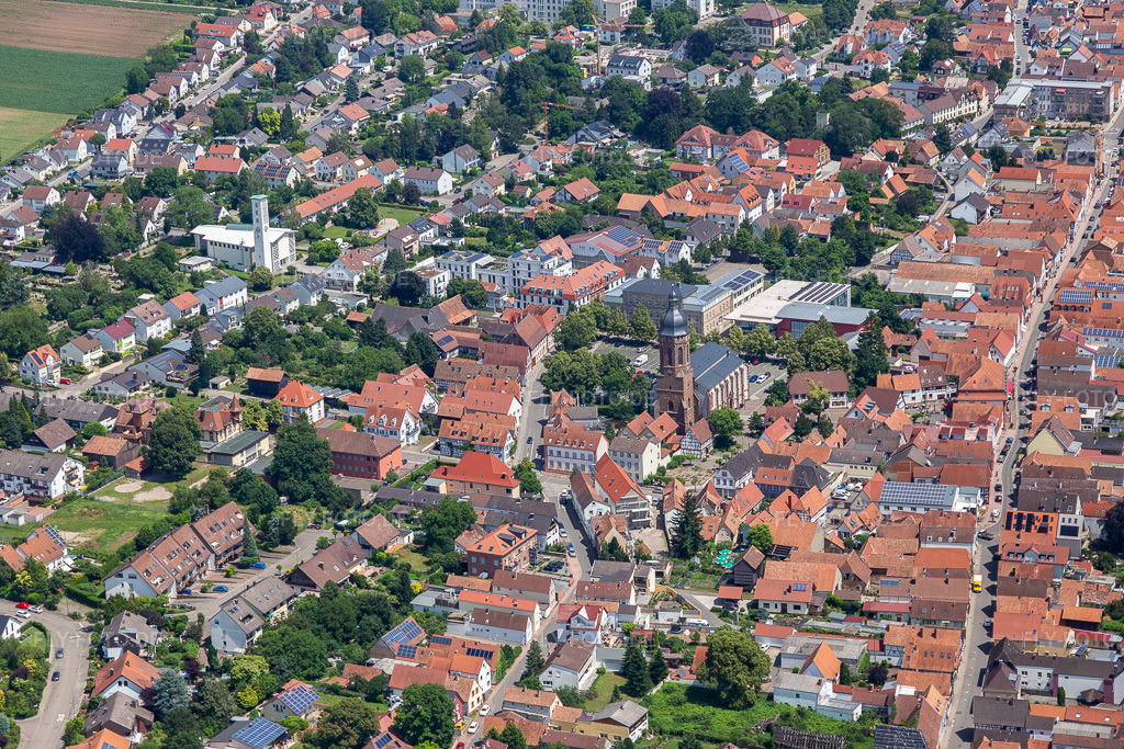 Luftbild: St. Georgskirche - Prot. Kirchengemeinde Kandel in Kandel im Bundesland Rheinland-Pfalz in Deutschland. Foto: IMG_127262.jpg vom 26.06.2021 durch Werner Riehm/FLY-FOTO.de