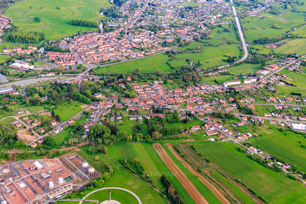 Luftbild: Ortsansicht von Norden in Sarralbe im Bundesland Moselle in Frankreich. – Foto: IMG_140514.jpg vom 30.04.2024 durch Werner Riehm/FLY-FOTO.de – Auflösung des Originals: 4979 x 3320 px