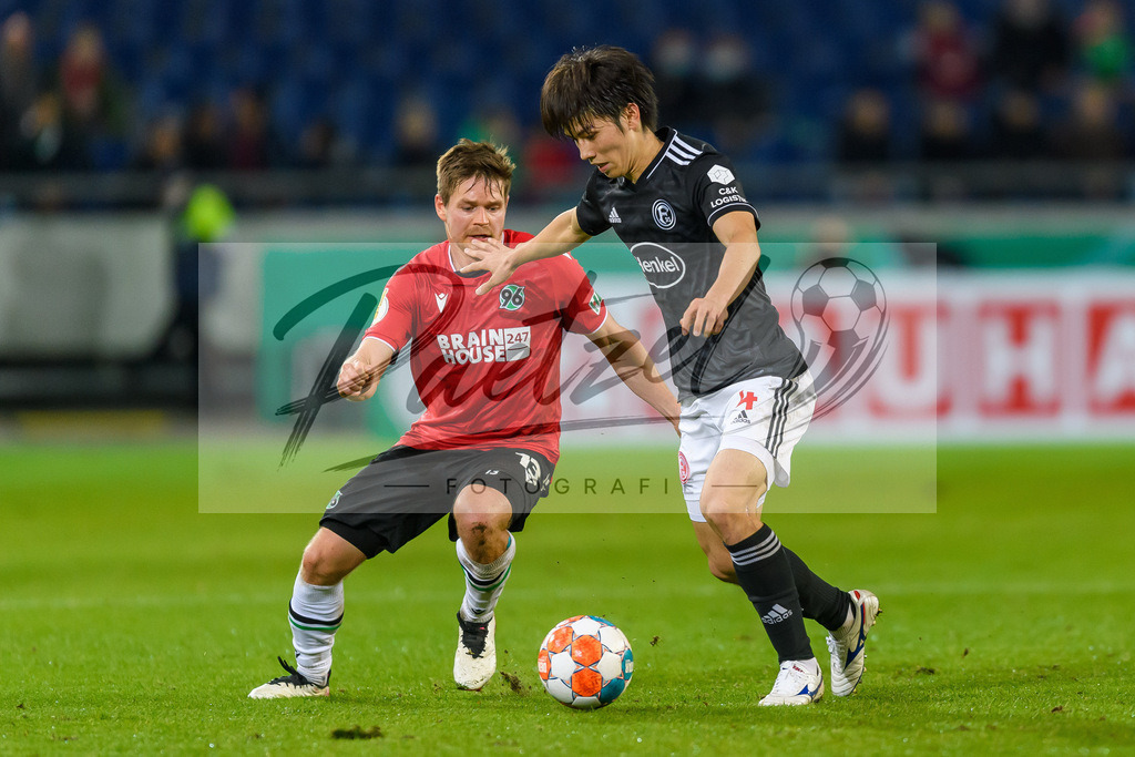 H96DUS20211027_033 | Fussball, Herren: Dominik Kaiser (Hannover 96) und Ao Tanaka (Fortuna Duesseldorf) im Zweikampf bei dem Spiel der 2. Runde im DFB-Pokal zwischen Hannover 96 und Fortuna Duesseldorf in der HDI-Arena am 27.10.2021 in Hannover, Deutschland.DFB / DFL REGULATIONS PROHIBIT ANY USE OF PHOTOGRAPHS AS IMAGE SEQUENCES AND/OR QUASI-VIDEO. - Realisiert mit Pictrs.com