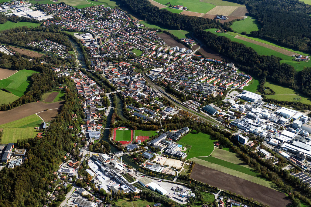 dr__0055293.jpg | TROSTBERG 07.10.2024 Stadtgebiet mit Außenbezirken und Innenstadtbereich an der Bayernstraße in Trostberg im Bundesland Bayern, Deutschland. // City area with outside districts and inner city area on street Bayernstrasse in Trostberg in the state Bavaria, Germany. Foto: Daniel Reiter