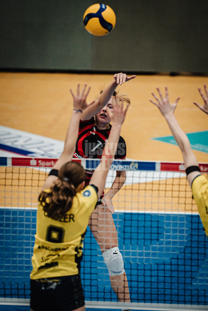 Volleyball | Frauen | Saison 2025/2026 | Volleyball Bundesliga | SSC Palmberg Schwerin vs. ETV Hamburger Volksbank Volleys | 18.10.2025 | Leonie Körtzinger (#7, ETV Hamburger Volksbank Volleys) beim Angriff