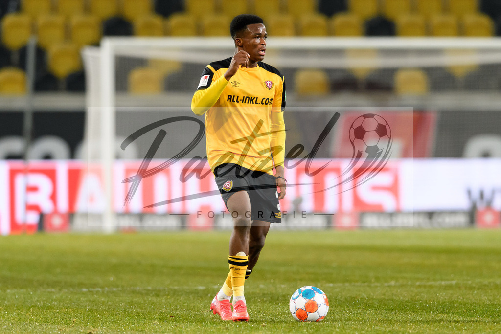 SGDHSV20220114_127 | Fussball, Herren: Michael Akoto (SG Dynamo Dresden) in Aktion, am Ball, Einzelaktion bei dem Spiel der 2. Bundesliga zwischen SG Dynamo Dresden und Hamburger SV im Rudolf-Harbig-Stadion am 14.01.2022 in Dresden, Deutschland.DFB / DFL REGULATIONS PROHIBIT ANY USE OF PHOTOGRAPHS AS IMAGE SEQUENCES AND/OR QUASI-VIDEO. - Realisiert mit Pictrs.com