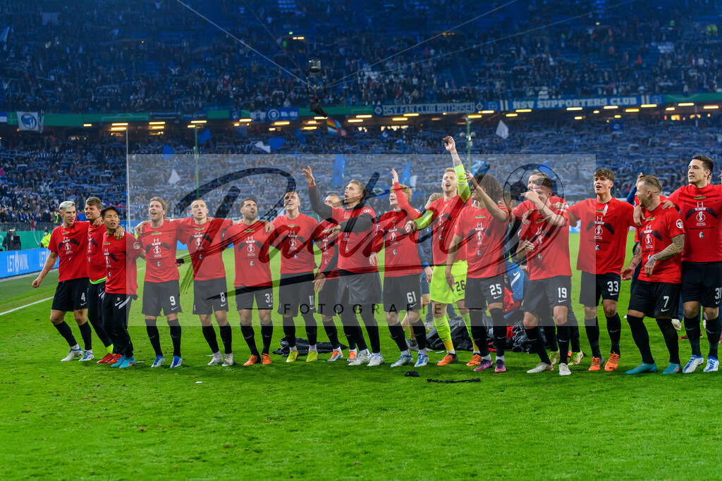 HSVSCF20220419_157 | Fussball, Herren: . Spieler von SC Freiburg Schlussjubel, jubelt nach dem 1:3 Sieg beim DFB-Pokal-Halbfinalspiel zwischen Hamburger SV und SC Freiburg im Volksparkstadion am 19.04.2022 in Hamburg, Deutschland.DFB / DFL REGULATIONS PROHIBIT ANY USE OF PHOTOGRAPHS AS IMAGE SEQUENCES AND/OR QUASI-VIDEO. - Realisiert mit Pictrs.com