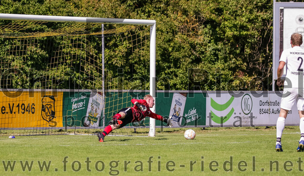 2023-08-19_102_FC_Moosinning_gegen_SV_Reichertsheim | Moosinning, Deutschland, 19.08.2023:
Fußball, Bezirksliga Oberbayern Ost 2023 / 2024, 5. Spieltag, FC Moosinning gegen SV Reichertsheim, Endergebnis: 0:4

Torschuss zum 2:0 durch Thomas Auerweck (FC Moosinning, #19)
Torwart Jakob Kohwagner (SV Reichertsheim, #22)

Foto: Christian Riedel / fotografie-riedel.net