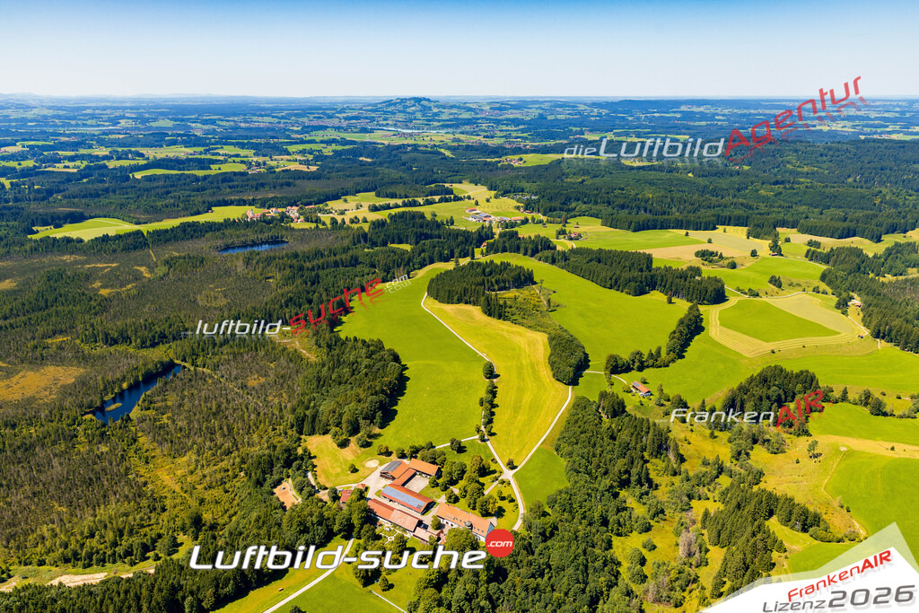 Klassische Luftaufnahme ohne Drohne zeigt:Schildschwaig bei Wildsteig - Die Luftbildaufnahme wurde 2025 vom UL-Flugzeug heraus erstellt ( keine Drohne ) - Hochauflösende Luftaufnahme -Nicht vergleichbar mit Google Maps oder Satelittenbilder- Die Geschenkidee !Mit Lizenz und Bildrechte bestellbar