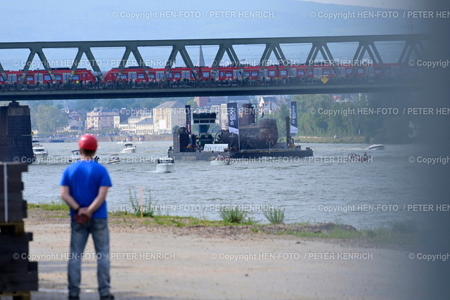 20230515-_PH67780-uboot-u17-mainz-HEN-FOTO | 15.05.2023 Einfahrt Ankunft - das deutsche 48 Meter lange 500 Tonnen schwere U-Boot U17 auf einem 85 Meter langen Ponton in Mainz Zollhafen Südmole Rhein Kilometer 500 auf Fahrt nach Speyer und Technik-Museum Sinsheim (Foto: Peter Henrich) - Realisiert mit Pictrs.com