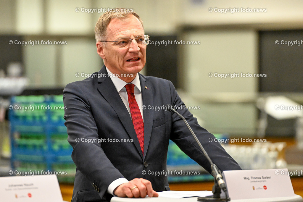Pressekonferenz mit BM Rauch_ LH Stelzer_ LR Kaineder_ Mehr Transparenz am Teller_ 24.04.2023-3 | 24.04.2023, LDZ Linz, AUT, Pressekonferenz Pressekonferenz mit BM Rauch, LH Stelzer, LR Kaineder, Mehr Transparenz am Teller – Verpflichtende Herkunftskennzeichnung in der Gemeinschaftsverpflegung kommt und staerkt heimische Landwirtschaft – Betriebskueche des Landes Ooe informiert seit Jahren und ist Vorbildbetrieb bei Umsetzung, im Bild LH Thomas Stelzer (VP)