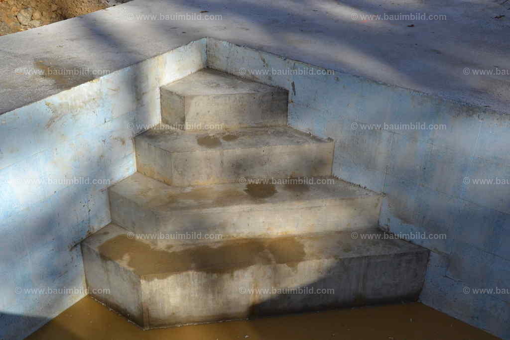 Ecktreppe Pool | Treppe in Pool aus betonierten Stufen