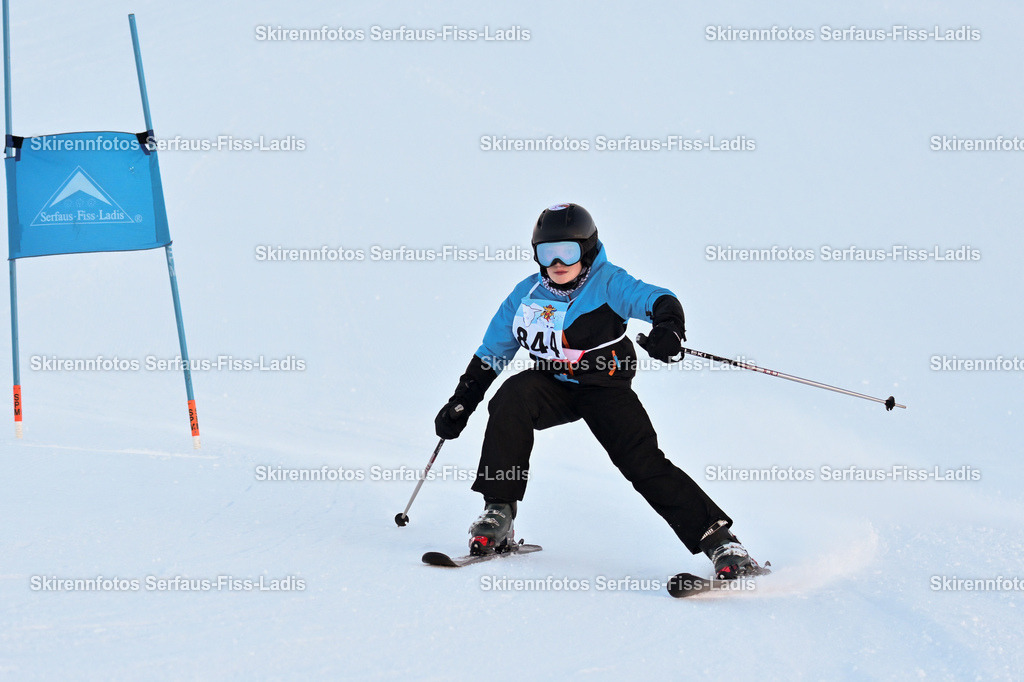 SRF_25.12.2025_0140 | Skirennfotos,Serfaus,Fiss,Ladis,Kinderskirennen,Winter,Tirol,Oberland,skirace,SFL,feelfree,weil wir's genießen,ski,Ski,skifahren,Sonnenplateau, - Realisiert mit Pictrs.com