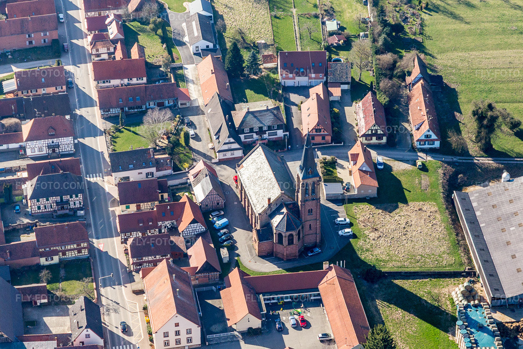 Aerial view: Church building in the village center in Betschdorf in the state Bas-Rhin, France.Photo: IMG_097448.jpg taken on 03/16/2017 by Werner Riehm/FLY-FOTO.comResolution of the original: 4712 x 3141 px