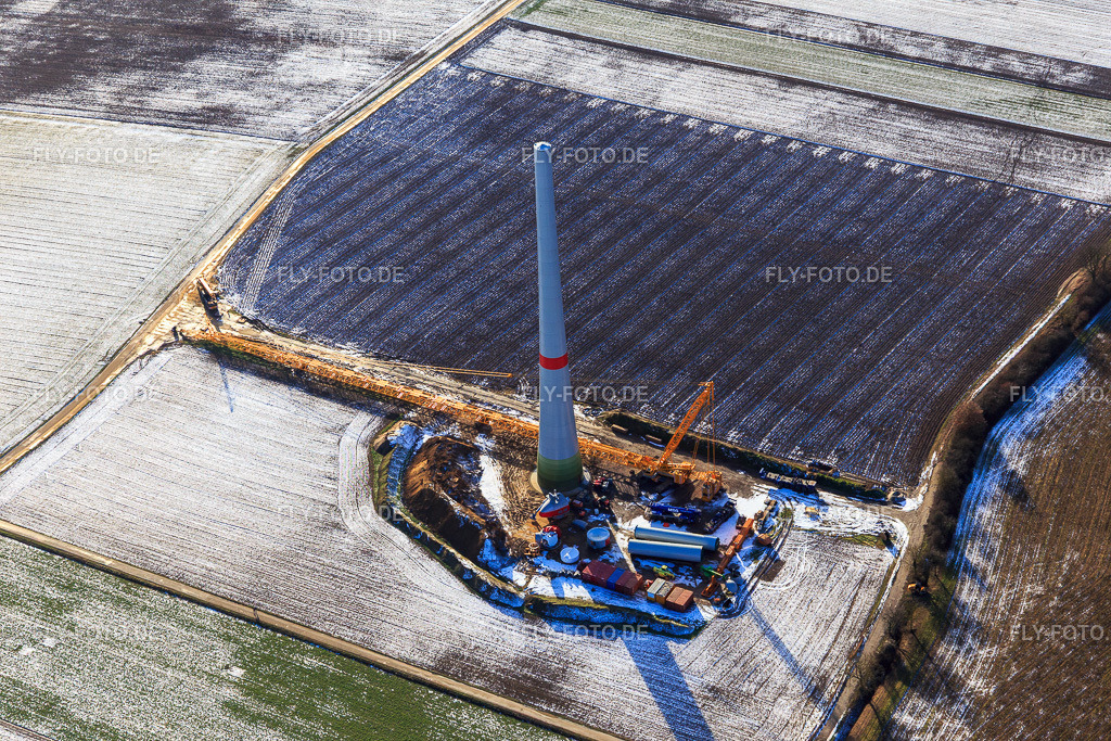 Mastmontage bei einem Windrad des Hatzenbühler Windparks im Winter bei Schnee | Luftbild: Mastmontage bei einem Windrad des Hatzenbühler Windparks im Winter bei Schnee in Hatzenbühl im Bundesland Rheinland-Pfalz in Deutschland. Foto: IMG_096276.jpg vom 15.01.2017 durch Werner Riehm/FLY-FOTO.de - Realisiert mit Pictrs.com