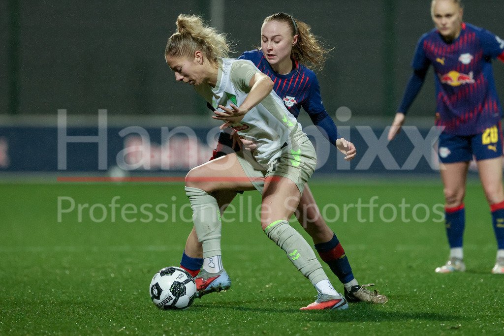 Fussball, DFB-Pokal Frauen, RB Leipzig - SV Werder Bremen | v.li.: Sharon Beck (SV Werder Bremen, 27) und Lou-Ann Joly (RB Leipzig, 6) im Zweikampf, Duell, Dynamik, Aktion, Action, Spielszene, DIE DFB-RICHTLINIEN UNTERSAGEN JEGLICHE NUTZUNG VON FOTOS ALS SEQUENZBILDER UND/ODER VIDEOÄHNLICHE FOTOSTRECKEN. DFB REGULATIONS PROHIBIT ANY USE OF PHOTOGRAPHS AS IMAGE SEQUENCES AND/OR QUASI-VIDEO.
