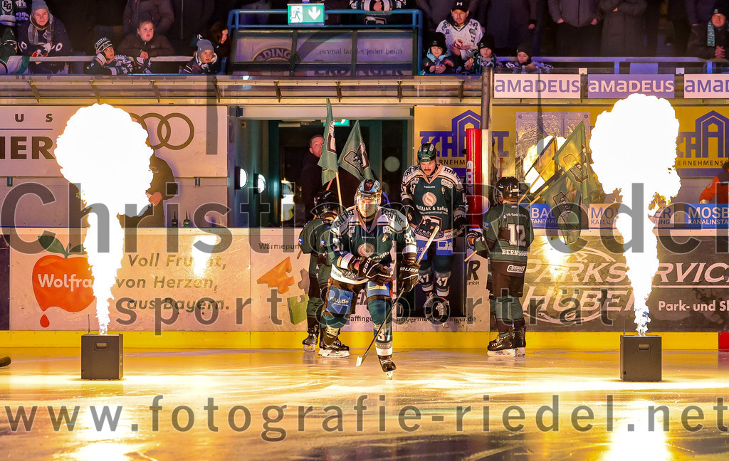 2025-12-23_022_TSV_Erding_gegen_Heilbronner_Falken | Erding, Deutschland, 23.12.2025:Eishockey, Oberliga Süd 2025 / 2026, 29. Spieltag, TSV Erding gegen Heilbronner Falken, Endergebnis: 5:4Thomas Matheson (Erding Gladiators, #37)Foto: Christian Riedel / fotografie-riedel.net