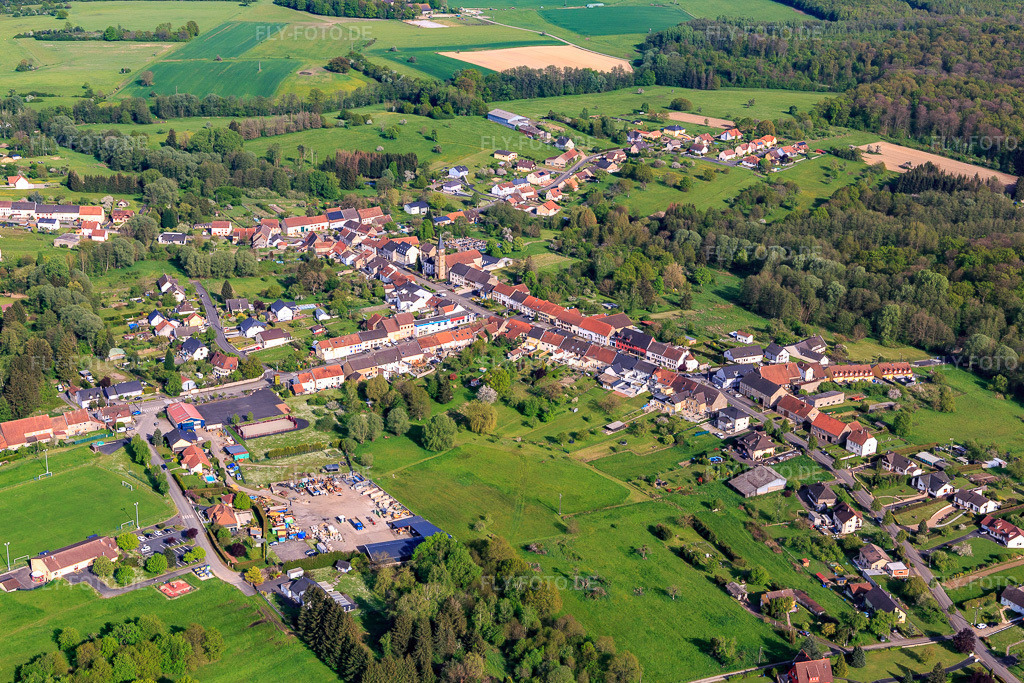 Luftbild: Ortsansicht von Nordwesten in Siltzheim im Bundesland Bas-Rhin in Frankreich. – Foto: IMG_140418.jpg vom 30.04.2024 durch Werner Riehm/FLY-FOTO.de – Auflösung des Originals: 5207 x 3471 px