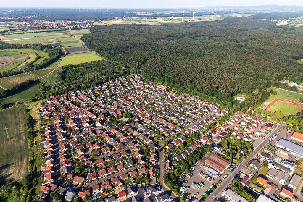 Luftbild:  in Rülzheim im Bundesland Rheinland-Pfalz in Deutschland. – Foto: IMG_132350.jpg vom 03.06.2022 durch Werner Riehm/FLY-FOTO.de – Auflösung des Originals: 5472 x 3648 px – VG Ruelzheim