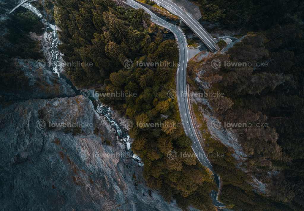 Vamala Schlucht in der Schweiz bei Wolken | löwenblicke | shop