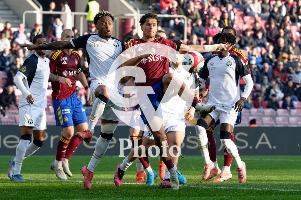 Brack Super League - Servette FC v FC Zurich | Nelson Palacio (15 FC Zurich) and David Douline (28 Servette FC) battle for the ball (duel)  during the Brack Super League match between Servette FC and FC Zurich at Stade de Geneve in Geneva, Switzerland
