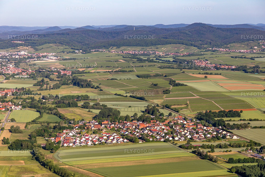 Luftbild:  in Barbelroth im Bundesland Rheinland-Pfalz in Deutschland. Foto: IMG_132281.jpg vom 28.05.2022 durch Werner Riehm/FLY-FOTO.deGemeinde Barbelroth - der südpfälzischen Gemeinde an der Weinstraße