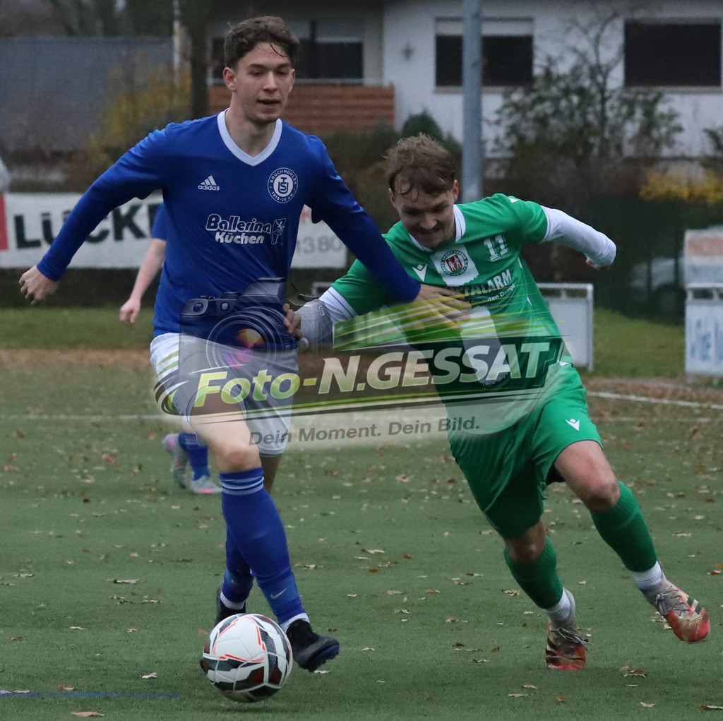 TuS Bruchmühlen II - Bünder SV | Auf dem Bild zu sehen: blau TuS Bruchmühlen: Silvian Klockenbrink ; grün Bünder SV: Felix SchnitzlerTuS Bruchmühlen II, Bünder SV, Saison 25/26, Kreisliga A, Bruchmühlen, Deutschland - Realisiert mit Pictrs.com