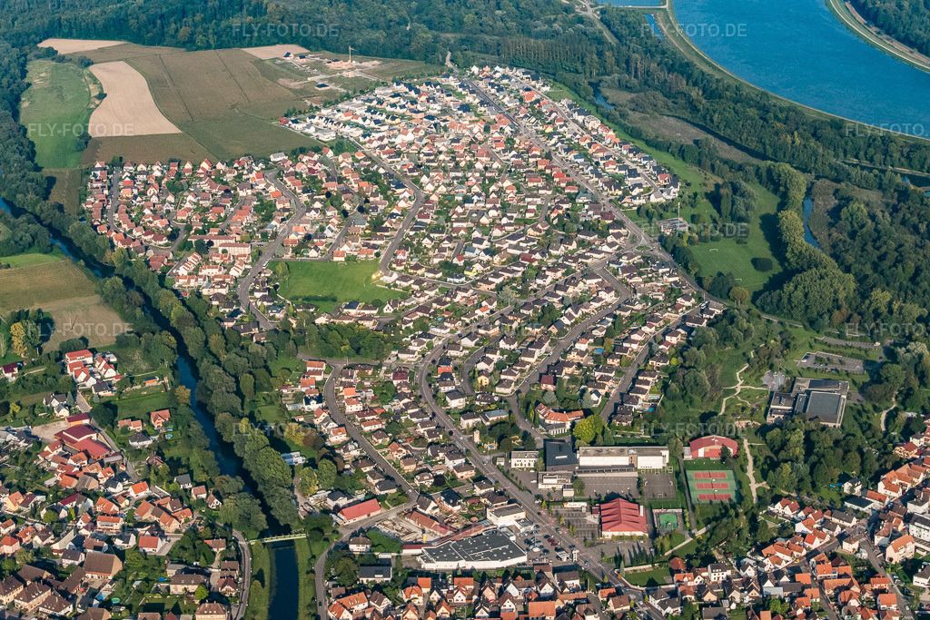 Luftbild: Ortsansicht beidseits der Moder aus Westen in Drusenheim im Bundesland Bas-Rhin in Frankreich. – Foto: P1000957.jpg vom 15.09.2014 durch Werner Riehm/FLY-FOTO.de – Auflösung des Originals: 5472 x 3648 px