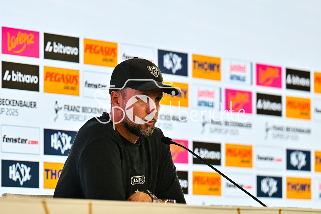 VfB Stuttgart - FC Bayern München | im Bild Sebastian HOENESS Trainer VfB Stuttgart auf der Pressekonferenz nach dem Franz Beckenbauer Superucp / Franz-Beckenbauer Supercup: VfB Stuttgart - FC Bayern München; MHP Arena am 16.08.2025 / Einzelfoto / Freisteller