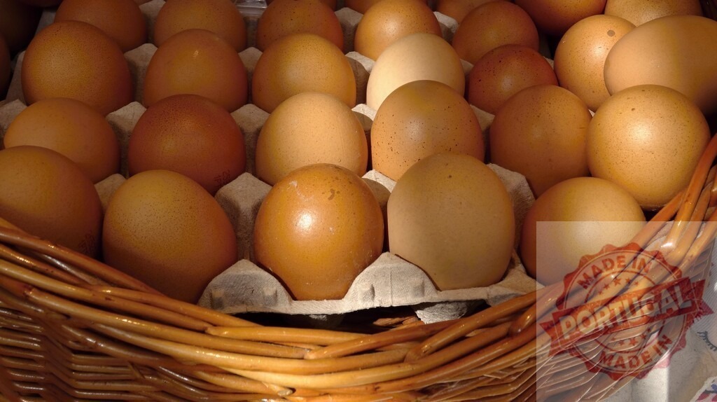 Brown eggs in carton and wicker basket | Fresh brown eggs nested in a cardboard carton, resting in a woven wicker basket - Realisiert mit Pictrs.com
