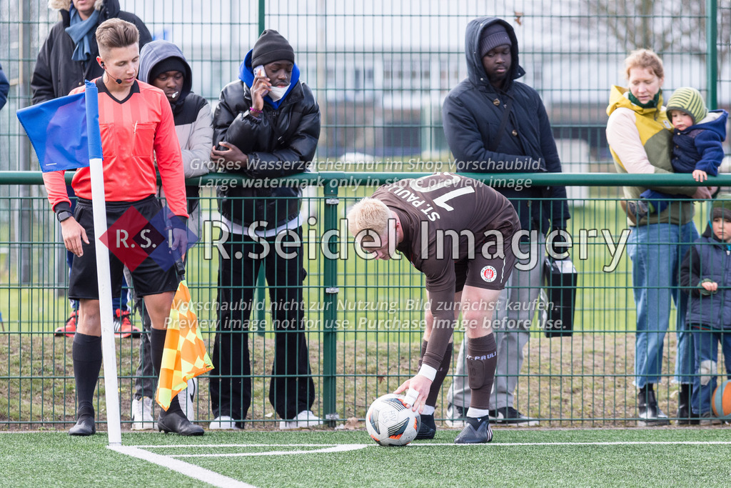 Fußball, Saison 2021/22, A-Junioren Bundesliga, Hamburger SV - FC St. Pauli, Paul-Hauenschild-Plätze (Norderstedt), 02.04.2022, 16. Spieltag | Jannes Müller (Schiedsrichterassistent), Tom Kankowski (#10, Pauli, Kapitän)