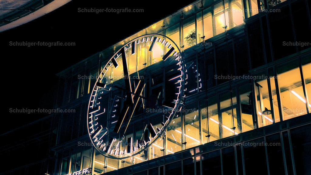 Bahnhofsuhr in Aarau | Bahnhofsuhr in Aarau - Realisiert mit Pictrs.com