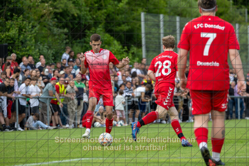 20250616_185804_0355 | #,  TV Eybach (weiß) vs. 1.FC Donzdorf II (rot), Fussball, Entscheidungsspiel 3 in Kreisliga A3 - Bezirk Neckar/Fils, Saison 2024/2025, Rasensportplatz, Staufenecker Str. 41, 73084 Salach, 16.06.2025 - 18:30 Uhr,Foto: PhotoPeet-Sportfotografie/Peter Harich
