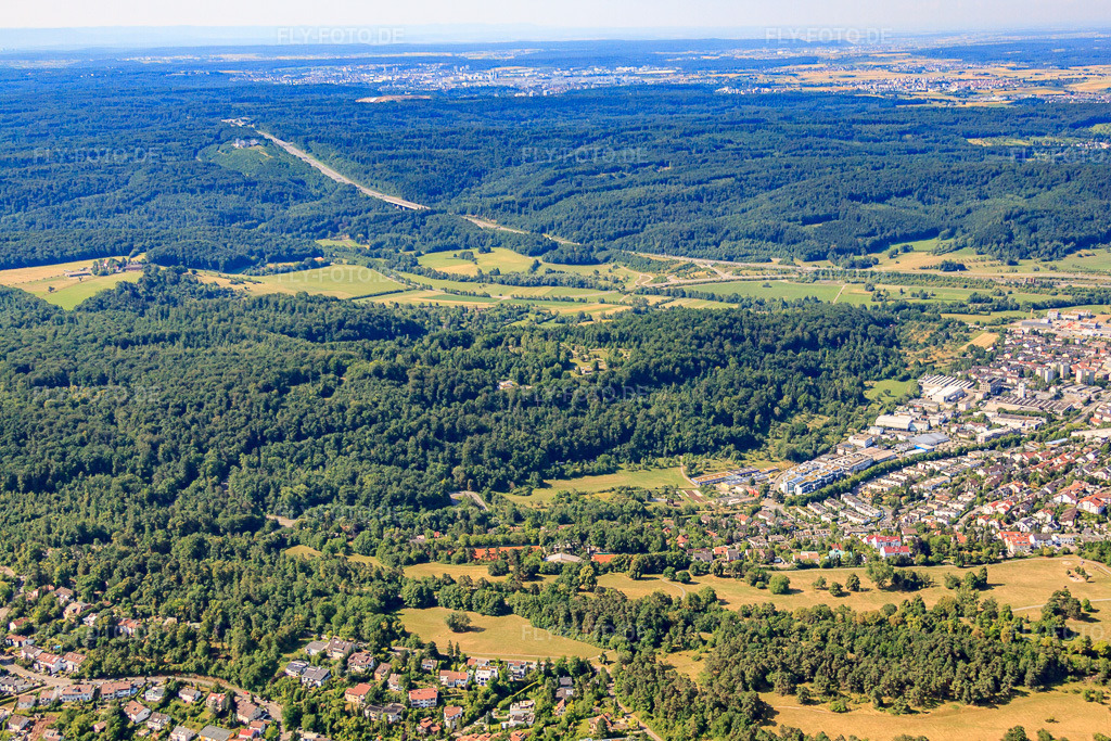 Luftbild: Verlauf der A8 im Wald im Ortsteil Ramtel in Leonberg im Bundesland Baden-Württemberg in Deutschland. Foto: IMG_70061.jpg vom 06.07.2014 durch Werner Riehm/FLY-FOTO.de – Auflösung des Originals: 4684 x 3122 px