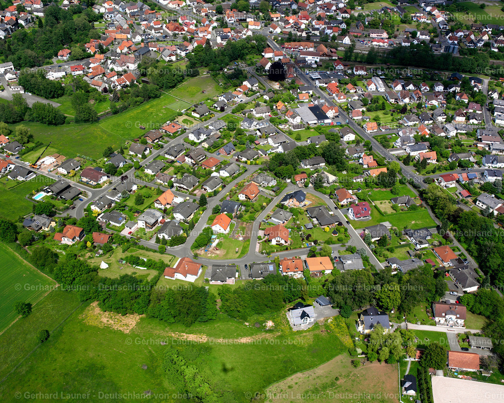 2614296 | NIEDER-OHMEN 09.06.2006 Ortsansicht am Rande von landwirtschaftlichen Feldern und Nutzflächen  in Nieder-Ohmen im Bundesland Hessen, Deutschland // Village view on the edge of agricultural fields and land  in Nieder-Ohmen in the state Hesse, Germany Foto: Gerhard Launer