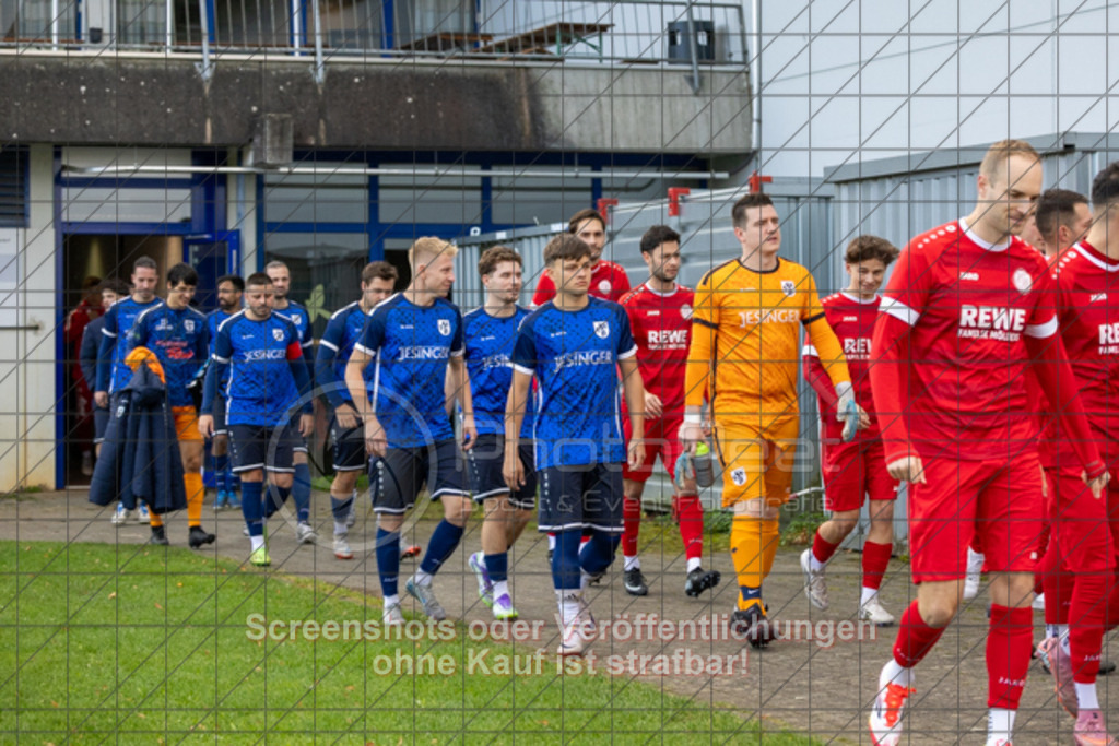 20251026_145836_0007 | #,1.FC Donzdorf (rot) vs. TSV Berkheim (blau), Fußball, Bezirksliga - Bezirk Neckar/Fils, 10. Spieltag, Saison 2025/2026, Kunstrasenplatz beim Lautertal Stadion, Süßener Straße 16, 73072 Donzdorf, 26.10.2025 - 15:00 Uhr,Foto: PhotoPeet-Sportfotografie/Peter Harich