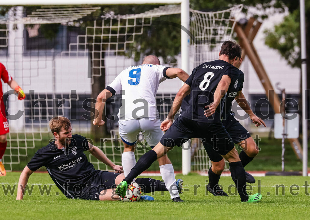 2023-09-03_039_SV_Anzing_gegen_TSV_Ottobrunn | Anzing, Deutschland, 03.09.2023:
Fußball, Kreisliga 2023 / 2024, Testspiel, 3. Spieltag, Endergebnis: 3:0

Alexander Huber (SV Anzing, #19), Simon Pleninger (TSV Ottobrunn, #9), Kilian Blumberg (SV Anzing, #8)

Foto: Christian Riedel / fotografie-riedel.net