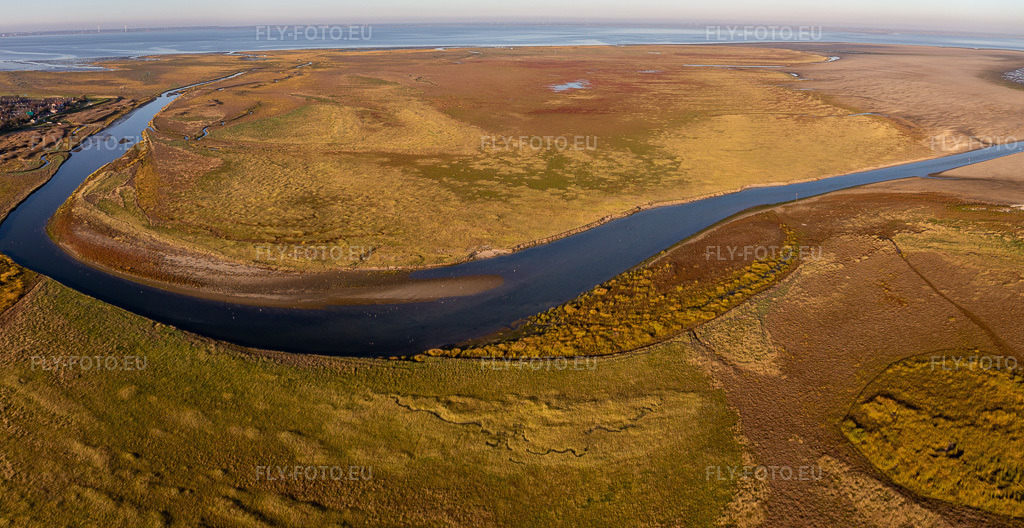 Vue aérienne: Vue de la ville à Fanø dans le département Syddanmark, Danemark. Photo: IMG_118899-Pano.jpg prise le 21/09/2019 par Werner Riehm/FLY-FOTO.eu – Résolution de l'original: 5552 x 2863 px