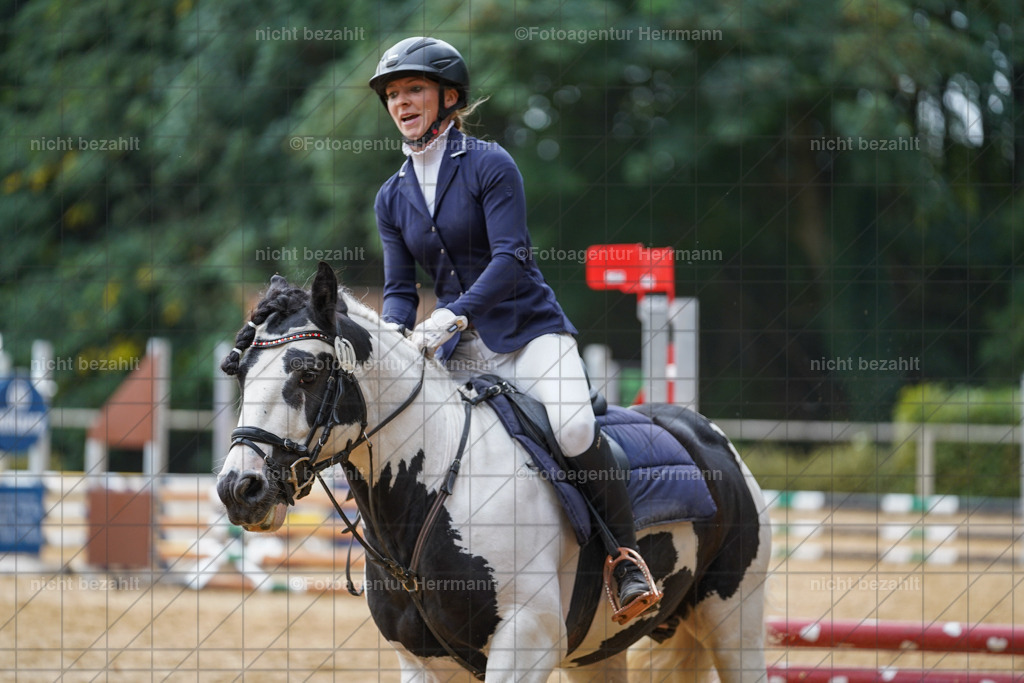 20231008-SN_01204 | Professionelle Turnier- und Reitsportfotografie - mit dem Finger am Auslöser. Pferdebilder aus dem Reitsport von den Turnierfotografen  Bayern , Pferdefotograf Bayern, Pferdeshooting Turnierbilder, Hochzeitsfotograf, Eventfotograf, Hochzeitsbilder