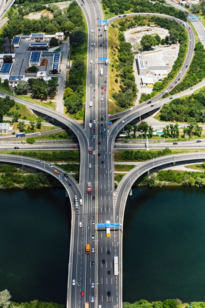 dr__0025100.jpg | WIEN 24.06.2019 Autobahn- Streckenverlauf der Autobahn A23 "Südosttangente" mit dichtem Verkehr am Knoten Kaisermühlen im Stadtteil Stadlau in Wien in Österreich. Im Hintergrund liegt der S-Bahnhof Stadlau. // Course of the federal motorway A23 in heavy traffic at the interchange Kaisermuehlen in the Stadlau part of Vienna in Austria. Train station "Stadlau" is located in the background. Foto: Daniel Reiter