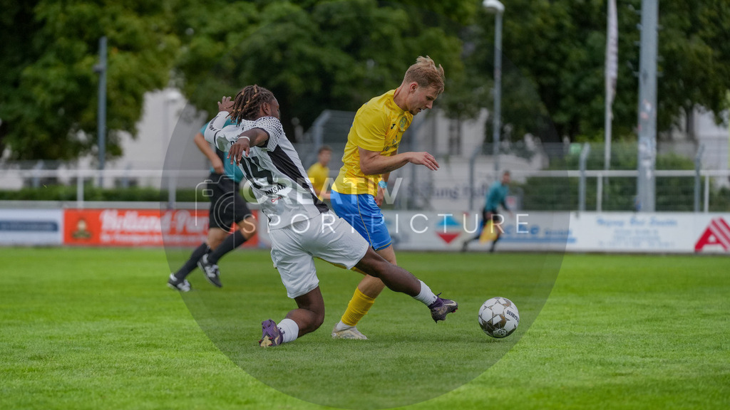 Fußball, Herren, Saison 2025/2026, Regionalliga Nordost, 4. Spieltag, FSV 63 Luckenwalde vs. BFC Preussen, Samstag 22.08.2025, Werner-Seelenbinder-Stadion Luckenwalde | Fußball, Herren, Saison 2025/2026, Regionalliga Nordost, 4. Spieltag, FSV 63 Luckenwalde vs. BFC Preussen, Samstag 22.08.2025, Werner-Seelenbinder-Stadion Luckenwalde, Im Bild: Shean Mensah (l. Preussen) und Fabio Schneider (r. Luckenwalde) - Realisiert mit Pictrs.com