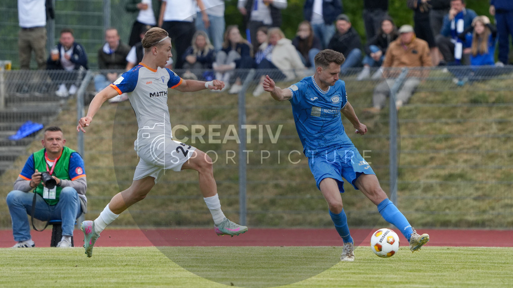 Fußball, Herren, Saison 2024/2025, Finaltag der Amateure 2025, Landespokal Brandenburg, Finale, VfB 1921 Krieschow vs. RSV Eintracht 1949, Samstag 24.05.2025, Volksparkstadion Neuruppin, | Fußball, Herren, Saison 2024/2025, Finaltag der Amateure 2025, Landespokal Brandenburg, Finale, VfB 1921 Krieschow vs. RSV Eintracht 1949, Samstag 24.05.2025, Volksparkstadion Neuruppin, Im Bild: Jan Filipp Schulz und Dominik Kruska (r. RSV) - Realisiert mit Pictrs.com