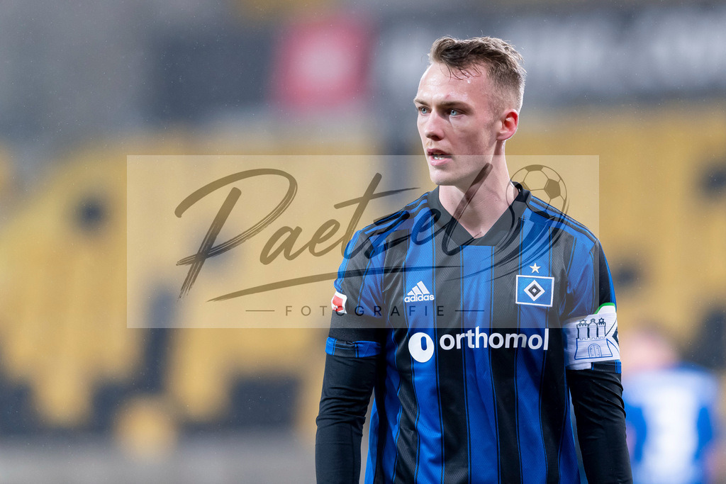 SGDHSV20220114_029 | Fussball, Herren: Sebastian Schonlau (Hamburger SV) schaut bei dem Spiel der 2. Bundesliga zwischen SG Dynamo Dresden und Hamburger SV im Rudolf-Harbig-Stadion am 14.01.2022 in Dresden, Deutschland.DFB / DFL REGULATIONS PROHIBIT ANY USE OF PHOTOGRAPHS AS IMAGE SEQUENCES AND/OR QUASI-VIDEO. - Realisiert mit Pictrs.com