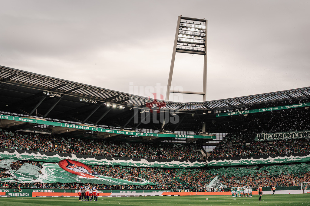 Fußball | Männer | Saison 2025/2026 | 1. Fußball-Bundesliga | 30. Spieltag | SV Werder Bremen vs. Hamburger SV | 18.04.2026 | Die Teams Besprechen sich auf dem Feld im Kreis vor dem Spiel