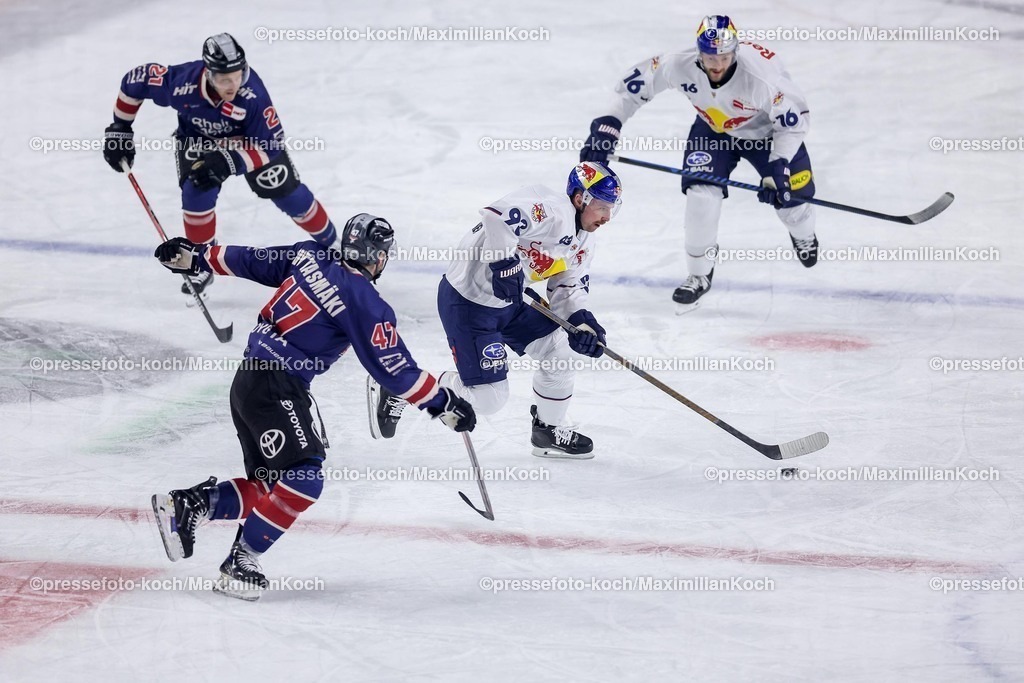 KEC03012501020 | 03.01.2025, Eishockey, Penny DEL, Kölner Haie - EHC Red Bull München, Spieltag 33, Lanxess-Arena Köln: Maximilian Kastner (EHC München #93) kämpft gegen Veli-Matti Vittasmäki (Kölner Haie #47) um den Puck