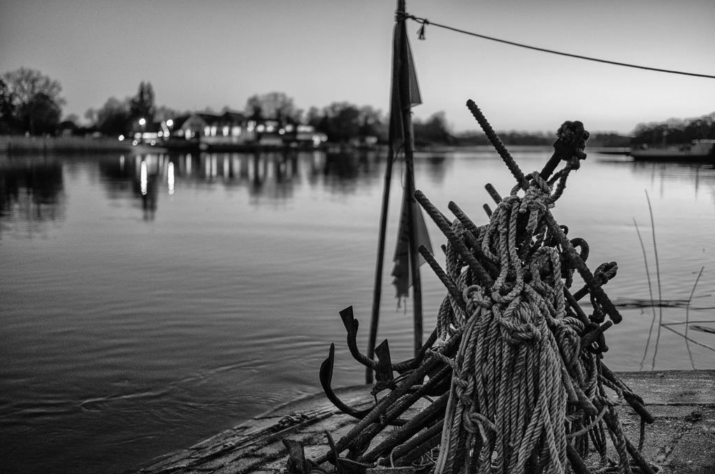 fischer-2020-074-02 | Vom Liegeplatz in Missunde fährt Matthias Nanz mit seinem Boot zu den Fanggründen in der Schlei. Das Bild entstand frühmorgens Ende April vor Sonnenaufgang kurz vor seiner Abfahrt. Am rechten Schleiufer ist die Fähre und links das beleuchtete Missunder Fährhaus zu erkennen. - Realisiert mit Pictrs.com