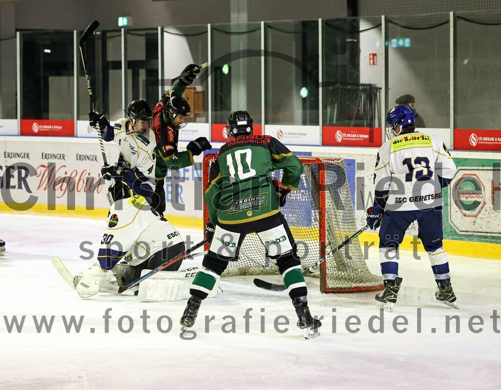 2022-11-26_048_TSV_Erding_gegen_ESC_Geretsried | Erding, Deutschland, 26.11.2022:
Eishockey, Bayernliga U20 2022 / 2023, xx. Spieltag, TSV Erding gegen ESC Geretsried, Endergebnis: 5:3

Michael Noll (ESC Geretsried, #4), Torwart Jan Philipp Marco (ESC Geretsried, #30), Ryan Finn Henke (Erding Gladiators, #10), Lucas Lieb (ESC Geretsried, #13)

Foto: Christian Riedel / fotografie-riedel.net