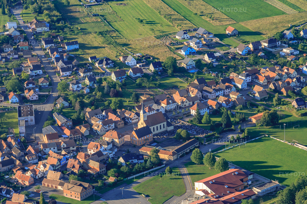 Vue aérienne: Quartier d'Uberach avec église et terrain de football à Val-de-Moder dans le département Bas Rhin, France – .Photo: IMG_115452.jpg prise le 16/06/2019 par Werner Riehm/FLY-FOTO.eu – Résolution de l'original: 5128 x 3419 px