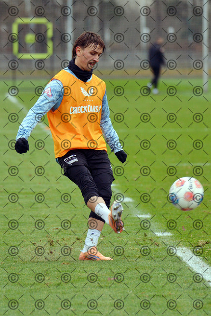 RGE_6855b | Hertha BSC, 2.Bundesliga, Herren, Saison 2025/26, Training, Montag 17.11.2025, Michal Karbownik ( Hertha BSC ),    Fotograf:     Ralf Gebhardt - Realisiert mit Pictrs.com