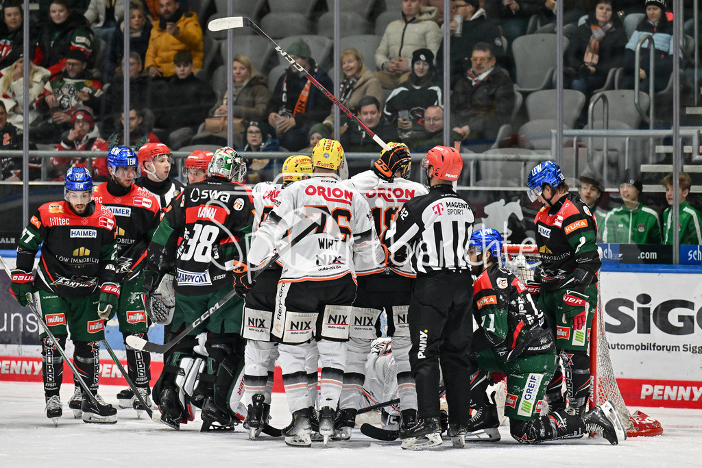 Augsburger Panther - Löwen Frankfurt  | Ein heisses Duell zwischen Augsburg und Frankfurt / DEL: Augsburger Panther - Loewen Frankfurt, Curt Frenzel Stadion am 12.01.2025
