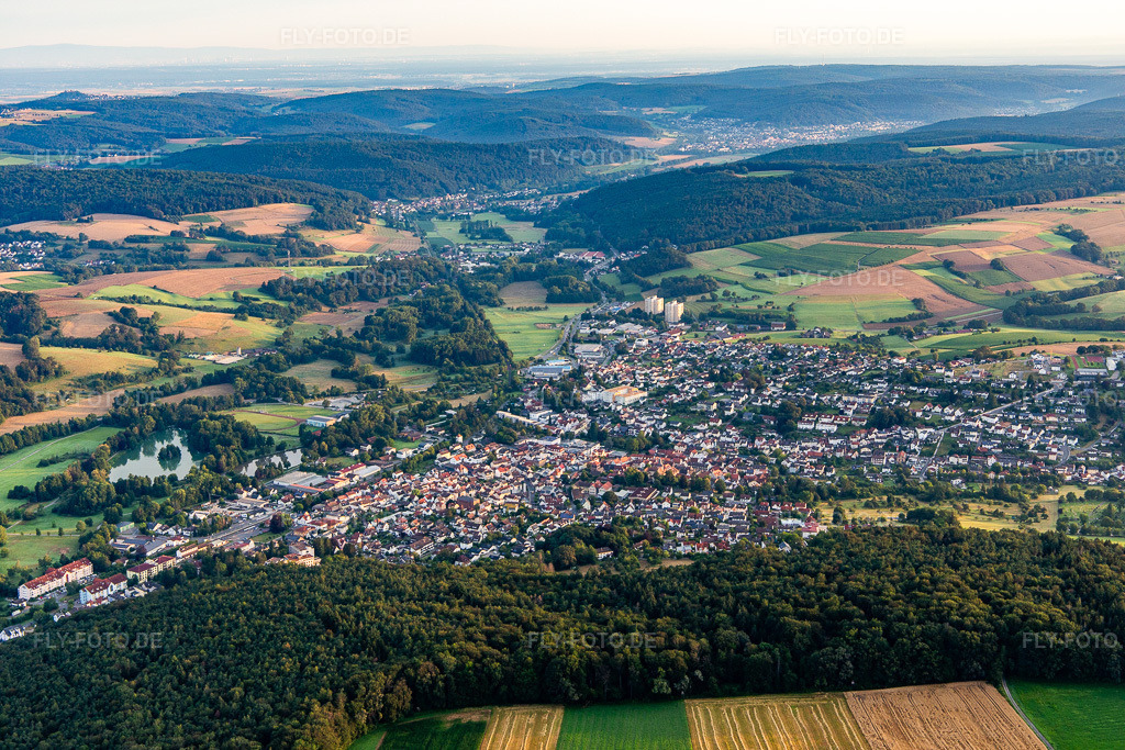 Luftbild: Ortsansicht von Südosten in Bad König im Bundesland Hessen in Deutschland. – Foto: IMG_142675.jpg vom 19.07.2024 durch Werner Riehm/FLY-FOTO.de – Auflösung des Originals: 5472 x 3648 px