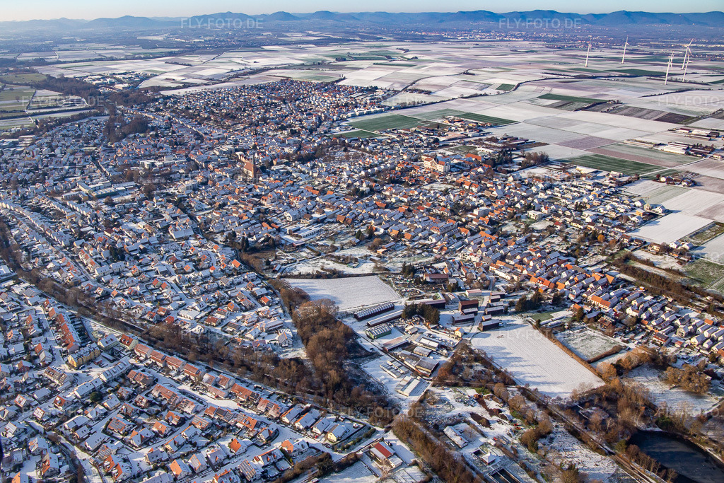 Luftbild: Alter Klingbach und Klingbach-Tankgraben im Winter bei Schnee in Herxheim bei Landau im Bundesland Rheinland-Pfalz in Deutschland. Foto: IMG_135515.jpg vom 16.12.2022 durch Werner Riehm/FLY-FOTO.de